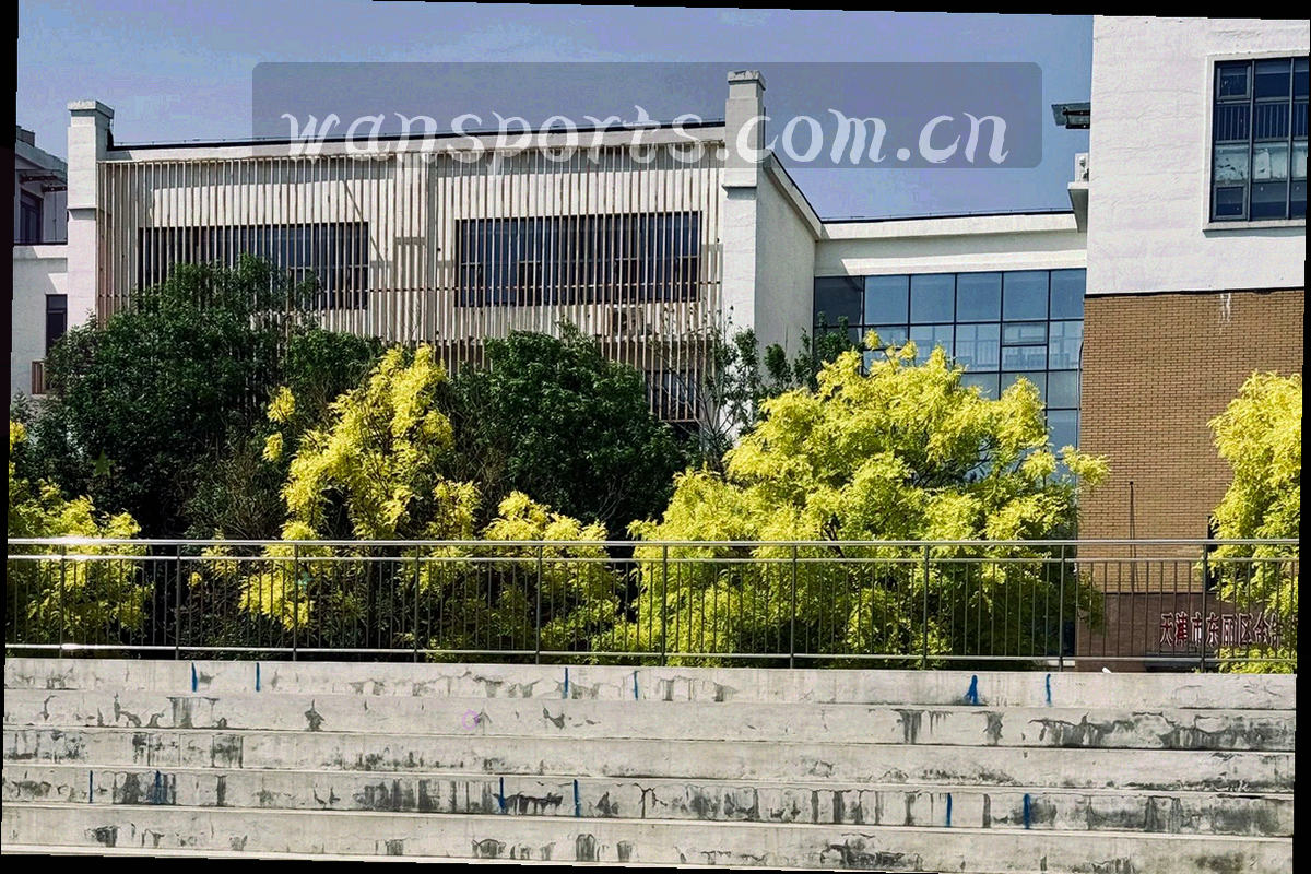 多屏数据显示的工作台俯拍，画面左侧留出深色空白区域
